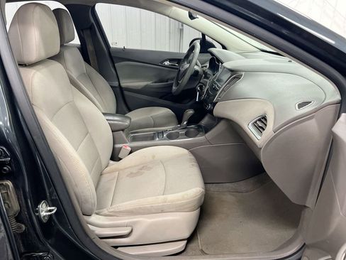 Used 2018 Chevrolet Cruze LT FWD image 21
