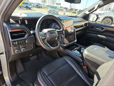 Used 2025 GMC Yukon XL Denali image 12