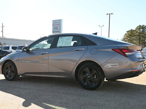 Used 2023 Hyundai Elantra SEL image 2