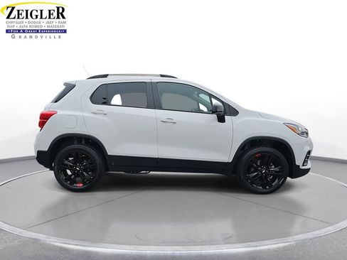 Used 2022 Chevrolet Trax LT w/ Redline Edition image 4
