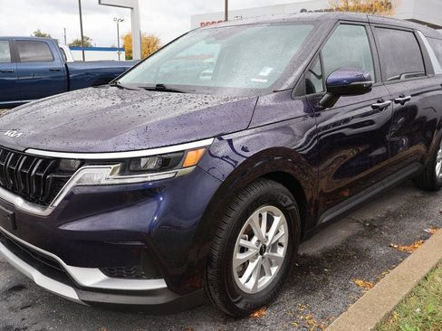 Used 2023 Kia Carnival LX image 1