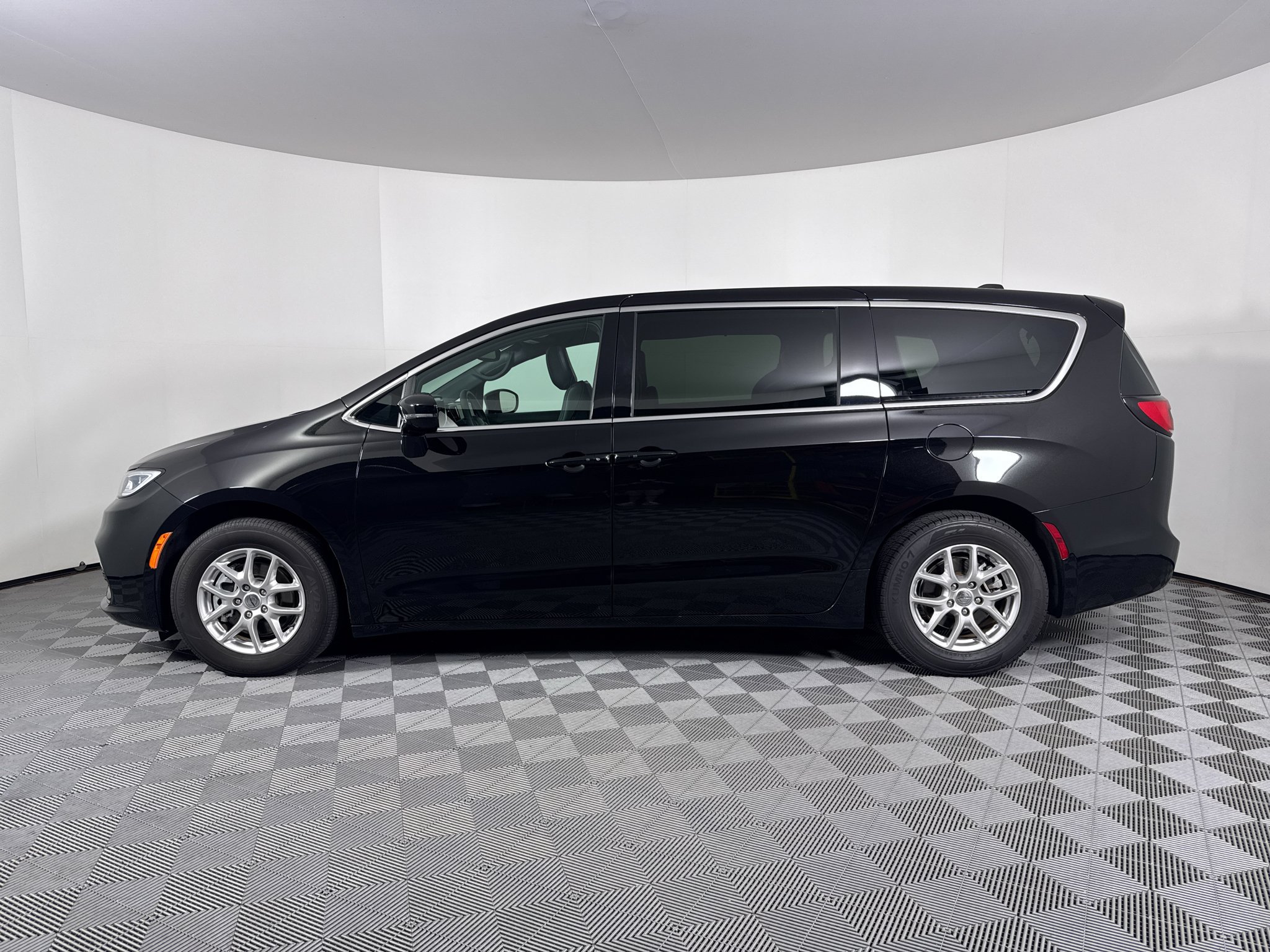 Used 2025 Chrysler Pacifica Select FWD image 16