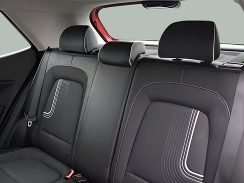 Used 2023 Hyundai Venue Limited image 13