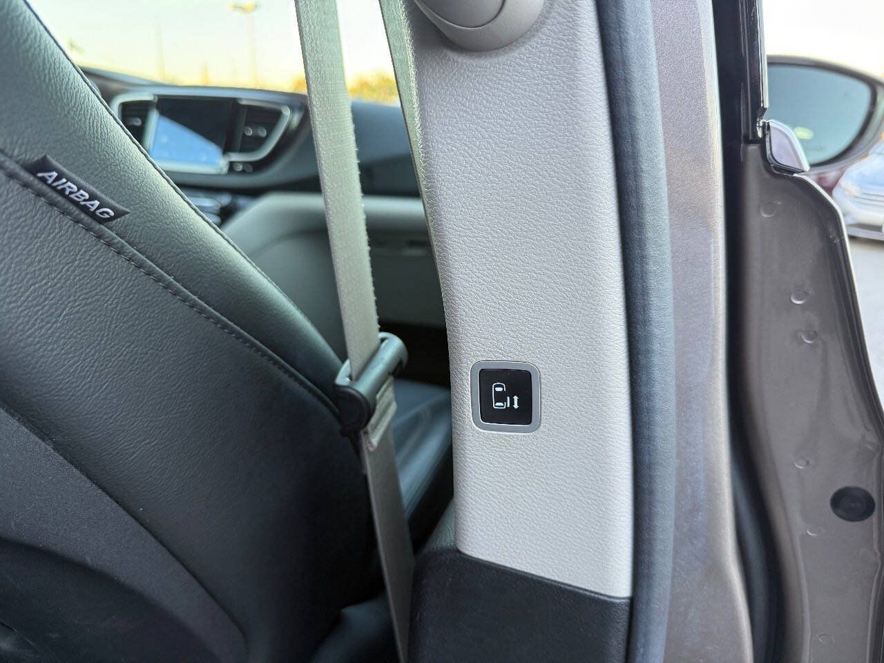 Used 2017 Chrysler Pacifica Touring-L Plus w/ Advanced Safetytec Group FWD image 13
