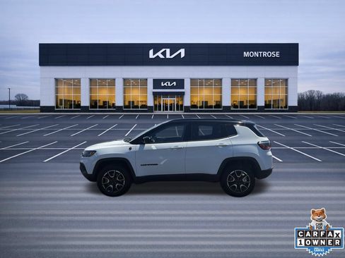 Used 2025 Jeep Compass Trailhawk AWD/4WD image 9