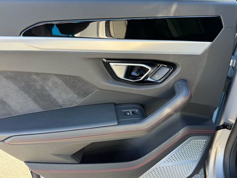 Used 2020 Lamborghini Urus Base image 17