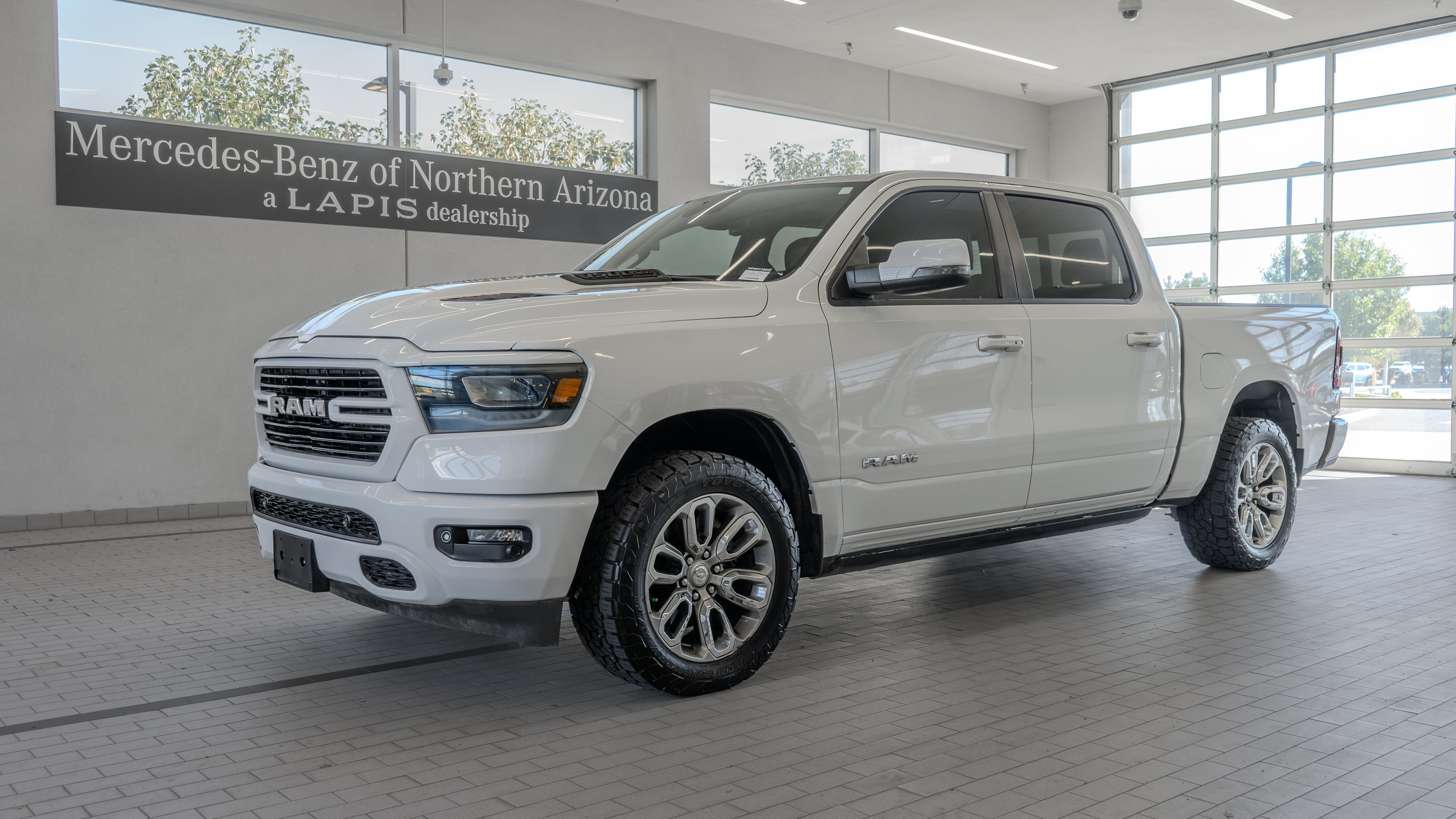 Used 2023 RAM 1500 Laramie AWD/4WD image 3