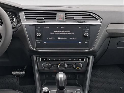 Used 2020 Volkswagen Tiguan SE AWD/4WD image 14