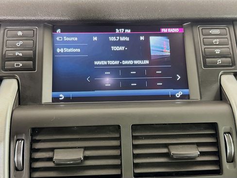 Used 2019 Land Rover Discovery Sport SE AWD/4WD image 17