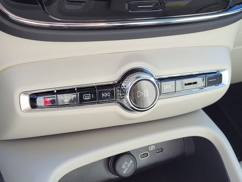 Used 2024 Volvo XC40 B5 Ultimate w/ Climate Package image 25