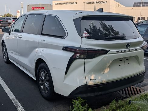 Certified 2025 Toyota Sienna LE FWD image 3