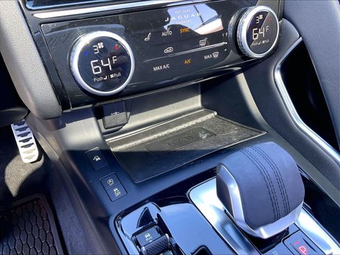 Used 2024 Jaguar E-PACE R-Dynamic SE image 36