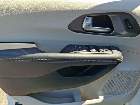 Used 2024 Chrysler Pacifica Touring-L FWD image 16