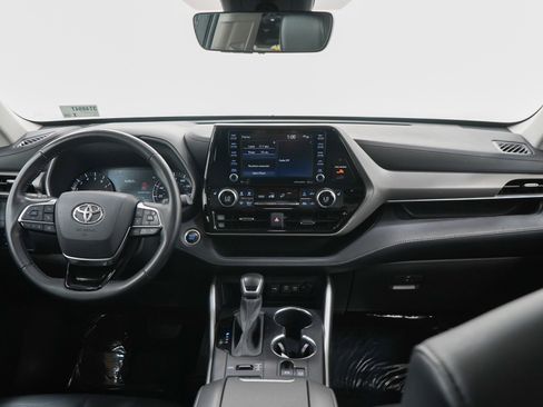 Used 2021 Toyota Highlander XLE AWD/4WD image 13
