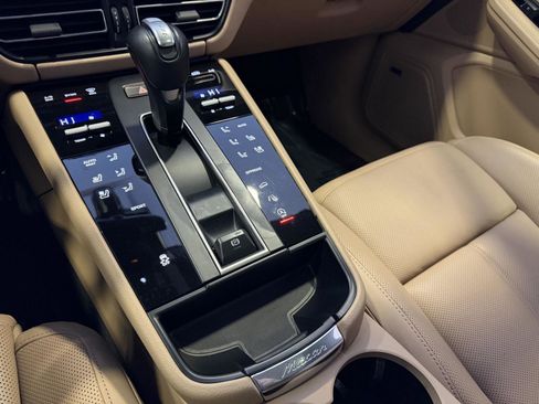 Certified 2024 Porsche Macan image 19