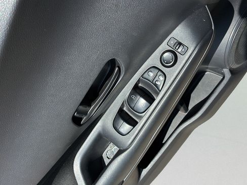 Used 2021 Nissan Kicks S FWD image 12
