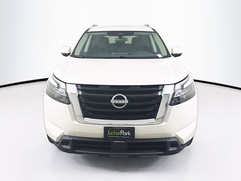 Used 2024 Nissan Pathfinder SV FWD image 2