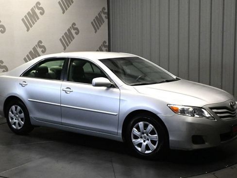 Used 2011 Toyota Camry LE FWD image 3