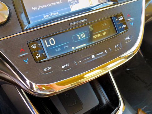 Used 2017 Toyota Avalon Limited image 29