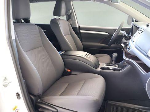 Used 2018 Toyota Highlander LE FWD image 20
