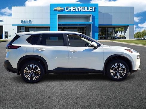 Used 2023 Nissan Rogue SV image 2