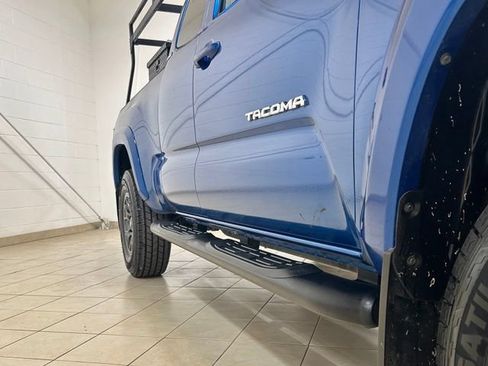 Used 2018 Toyota Tacoma SR5 AWD/4WD image 11