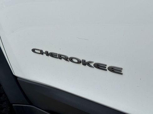 Used 2019 Jeep Cherokee Trailhawk w/ Comfort/Convenience Group AWD/4WD image 15