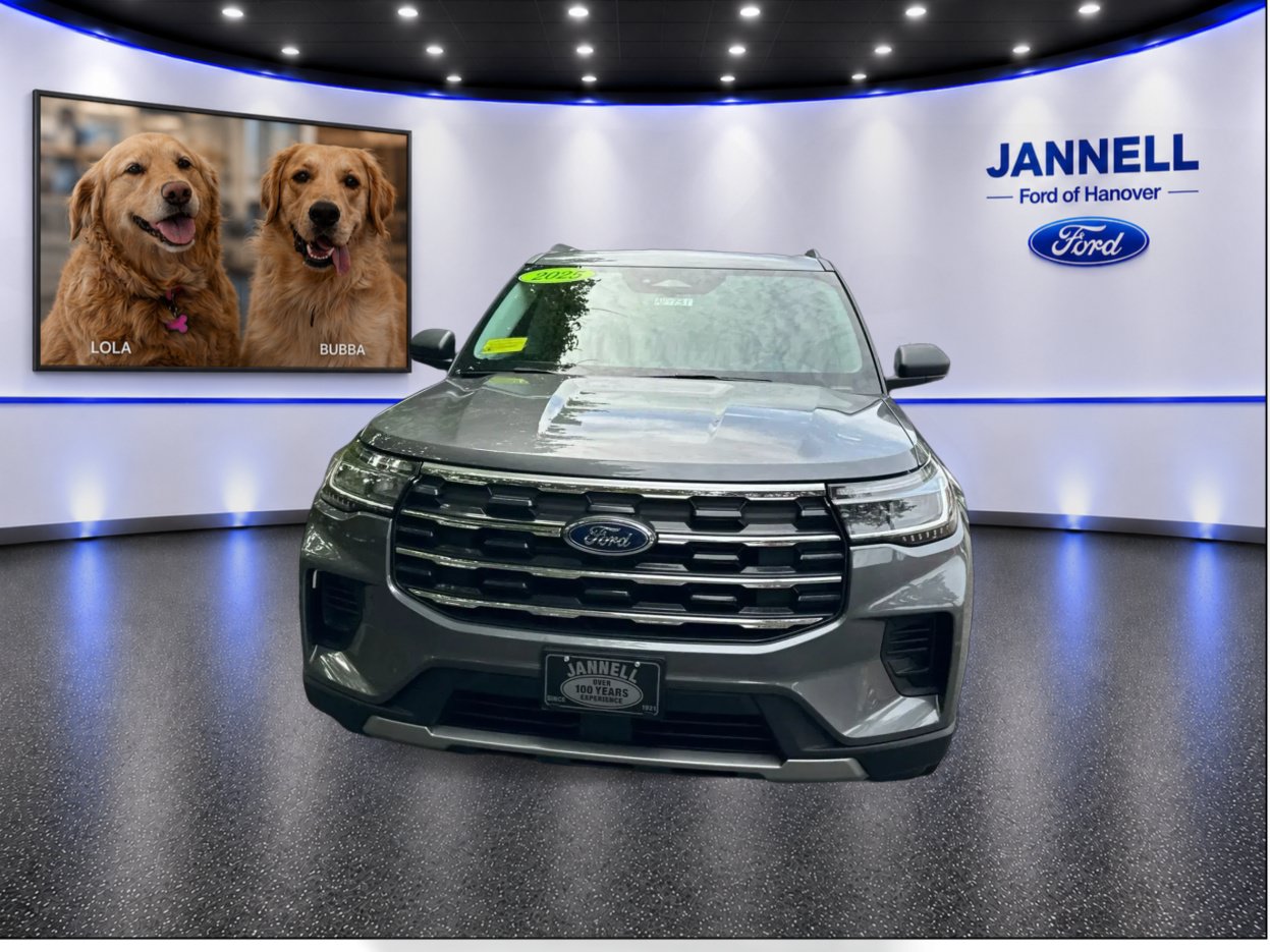 Used 2025 Ford Explorer Active AWD/4WD image 2