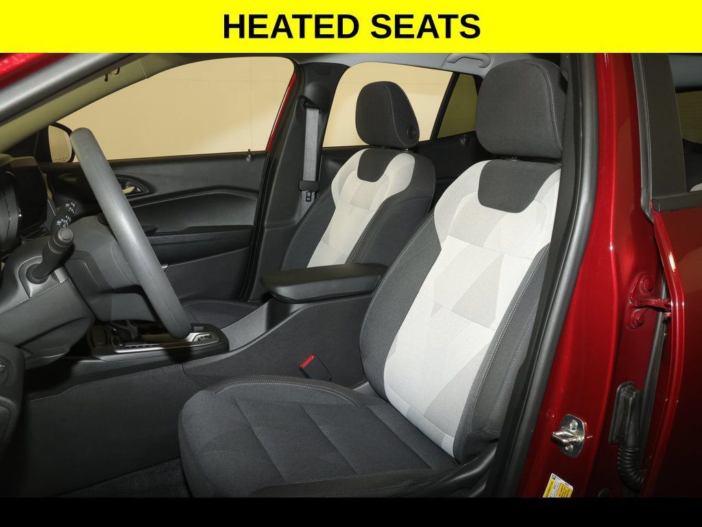 Used 2025 Chevrolet Trax LS w/ LS Convenience Package FWD image 3