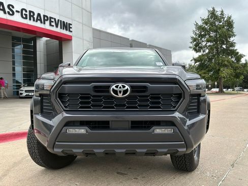 Used 2025 Toyota Tacoma TRD Off-Road AWD/4WD image 3