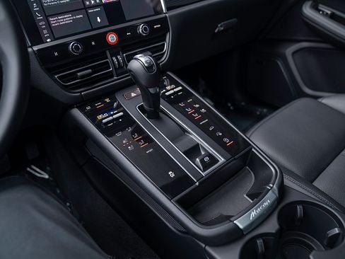 Certified 2026 Porsche Macan AWD/4WD image 13