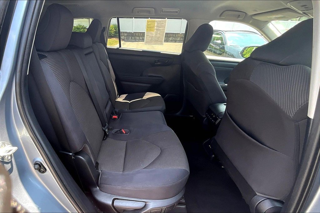 Used 2021 Toyota Highlander LE AWD/4WD image 16