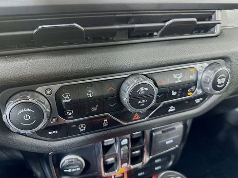 Used 2024 Jeep Gladiator Sport image 16