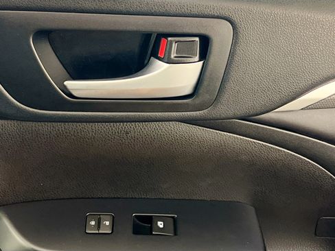 Used 2018 Toyota Highlander SE FWD image 31