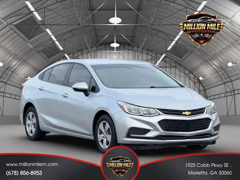 Used 2018 Chevrolet Cruze LS FWD image 1