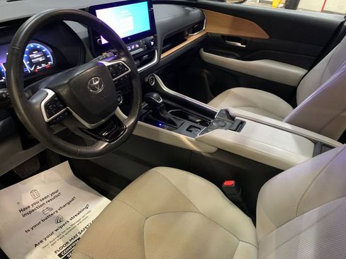 Used 2024 Toyota Grand Highlander Limited image 10