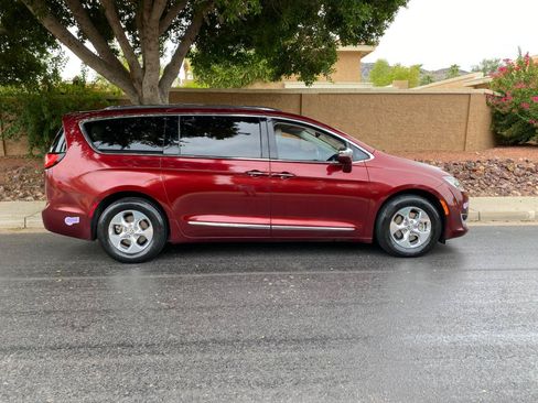 Used 2018 Chrysler Pacifica Limited FWD image 8