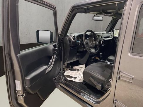 Used 2017 Jeep Wrangler Unlimited Rubicon w/ Connectivity Group AWD/4WD image 11