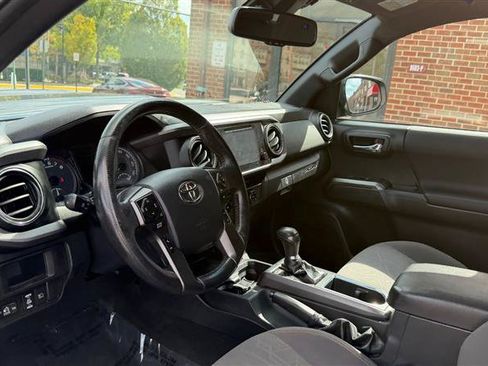 Used 2018 Toyota Tacoma TRD Sport AWD/4WD image 23