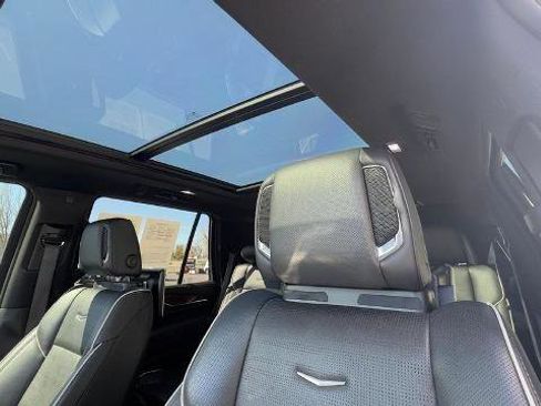 Used 2022 Cadillac Escalade Premium Luxury image 17