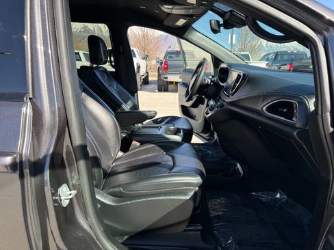 Used 2023 Chrysler Pacifica Touring-L w/ S Appearance Package image 25