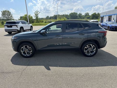 Used 2025 Chevrolet Trax LT FWD image 4