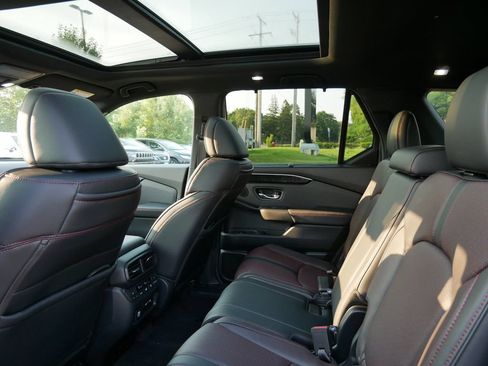 Used 2025 Honda Pilot Black Edition image 11