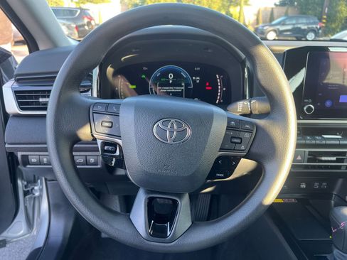 Used 2025 Toyota Camry LE image 34
