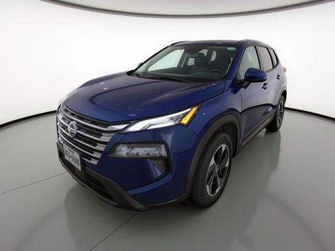 Used 2025 Nissan Rogue SV image 3