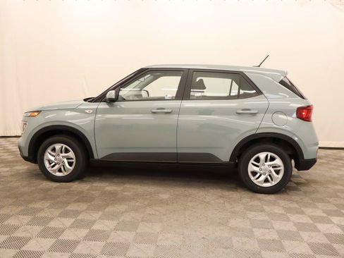 Used 2025 Hyundai Venue SE image 2