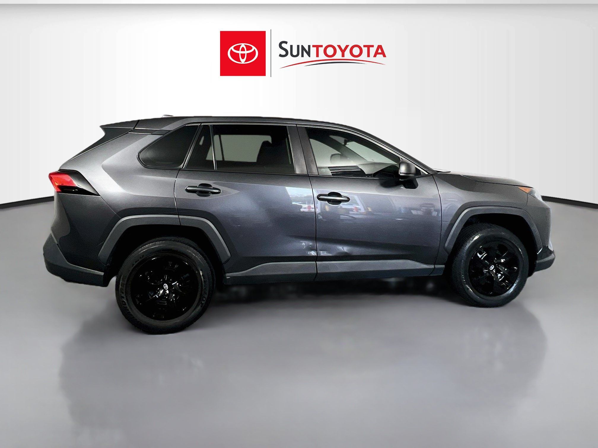Used 2022 Toyota RAV4 LE AWD/4WD image 2