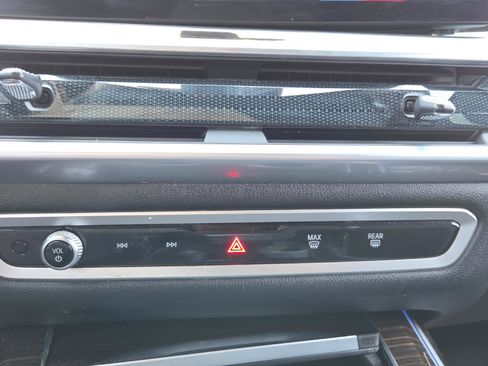 Used 2023 BMW X7 xDrive40i w/ Executive Package AWD/4WD image 32