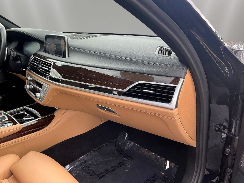 Used 2021 BMW 750i xDrive w/ M Sport Package AWD/4WD image 26