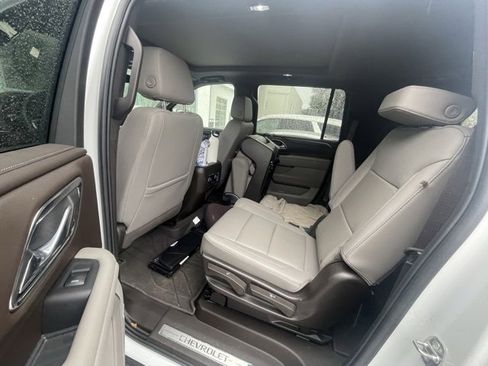 Used 2024 Chevrolet Suburban LT w/ LT Signature Package image 11